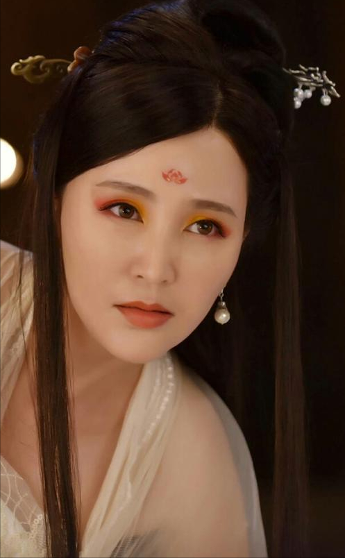 演员岳丽娜：19岁与导演裸婚连生3胎，如今丈夫用7部剧将她捧红