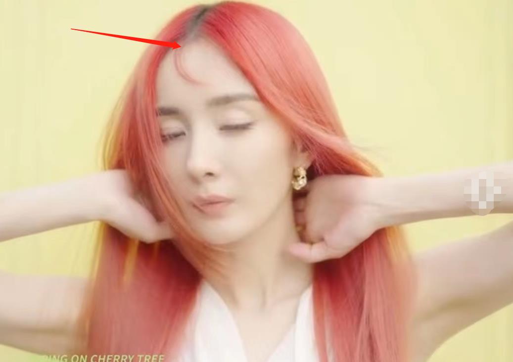 杨幂|36岁杨幂红发造型曝光，精修与未修图差距大，头发稀松还在强撑少女感