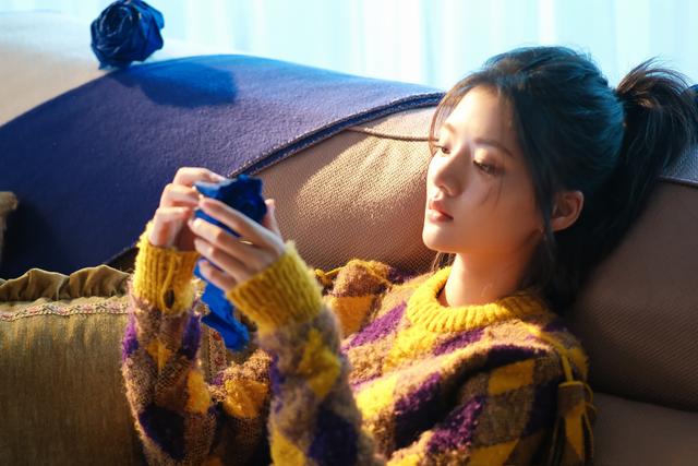 任敏高马尾撞色连衣裙简约时尚