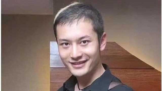 黄晓明假发尴尬，刘涛牙齿变蓝，明星身上还有什么是真的？