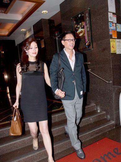 许晋亨|61岁许晋亨带娇妻过情人节!小8岁李嘉欣肤白貌美,同框似父女