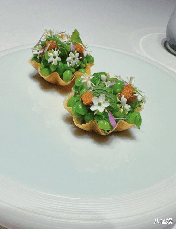 |任家萱挺孕肚游泰国,巧遮大肚不似怀孕,公开烧伤疤痕大展自信美