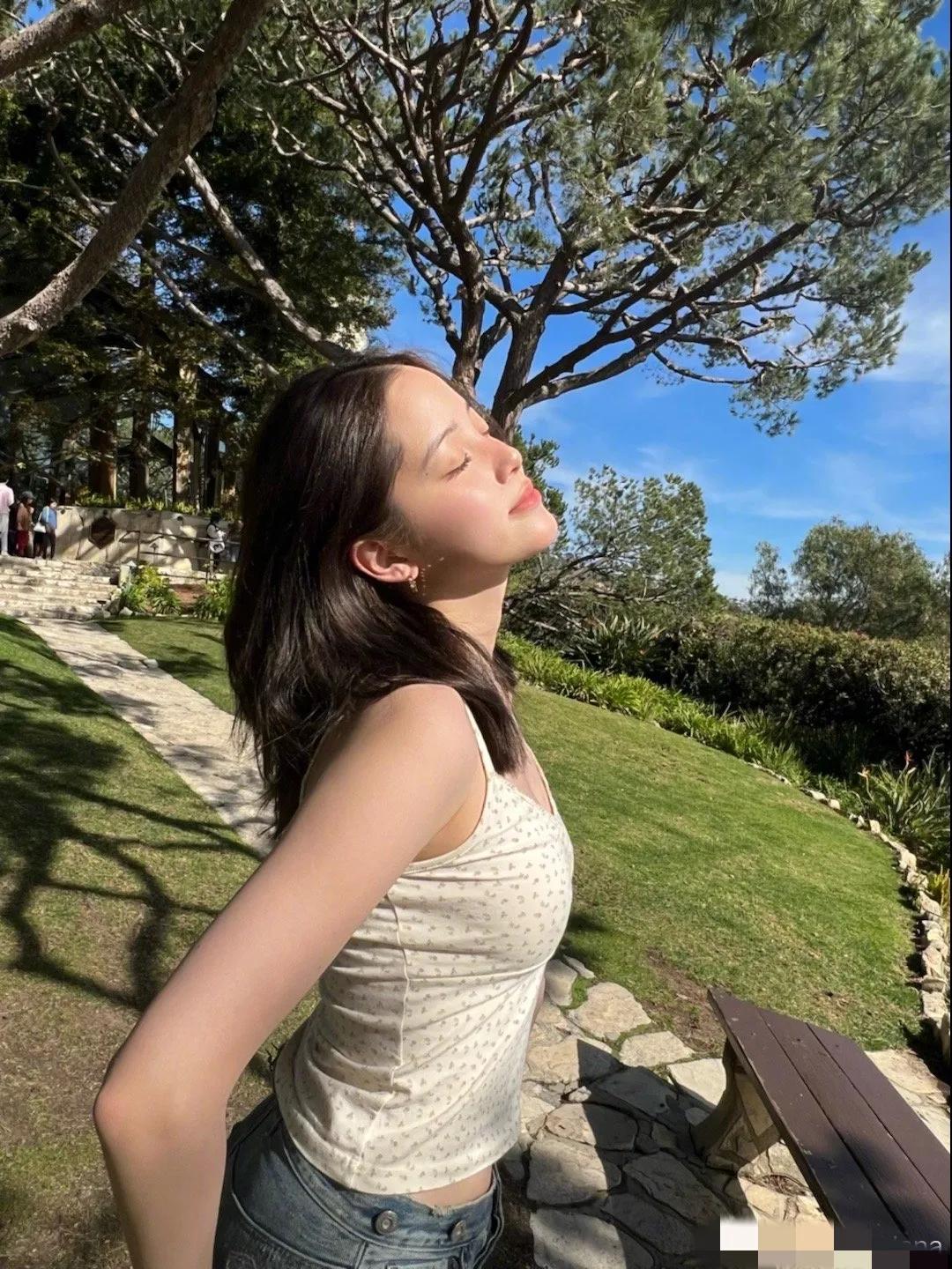 欧阳娜娜|欧阳娜娜晒郊游照,穿深V吊带衫纯欲风拉满,微胖身材很迷人