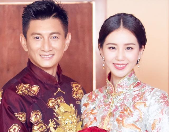 吴奇隆|吴奇隆晒与林峯合照，嘴角上扬眼神却很呆滞，细节暴露婚姻现状