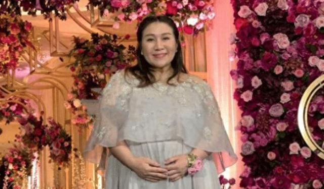 33岁何超盈现照曝光,瘦80斤模样大变,小8岁东北老公态度惹争议