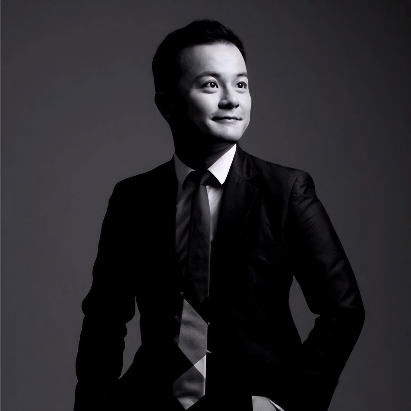 知名童星转行成跨国集团经理！34岁成熟又帅气，妹妹曾是TVB演员