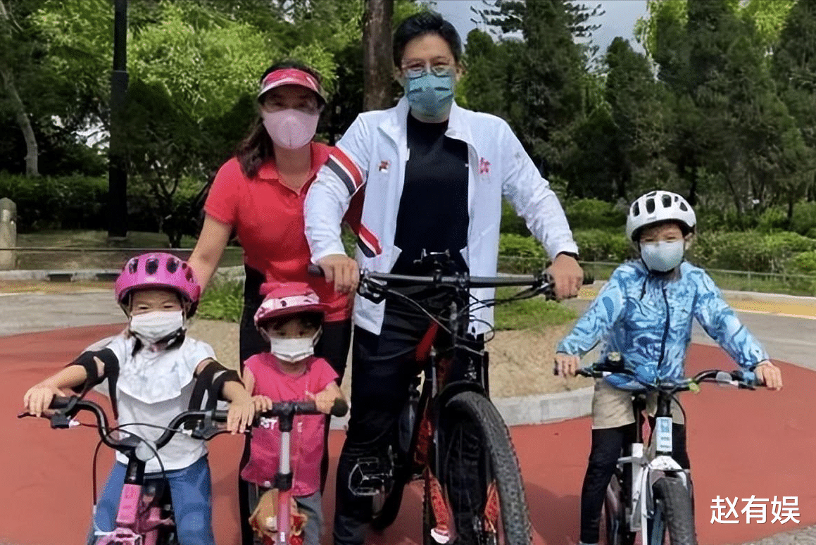 郭晶晶晒全家福为霍启刚庆生，豪宅大客厅曝光，满地衣服一片狼藉