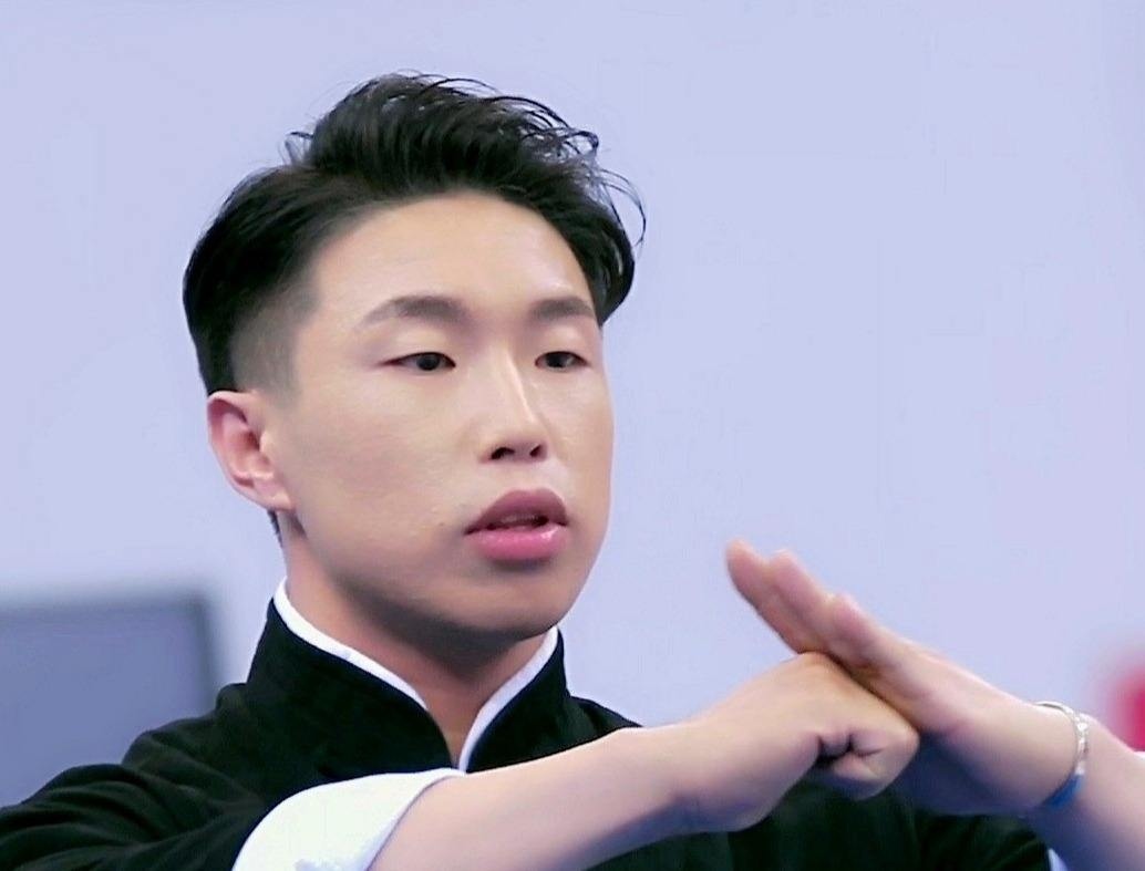 有天然的劣势,最明显的一点就是烧饼长相实在不上镜,相声行里演员长相