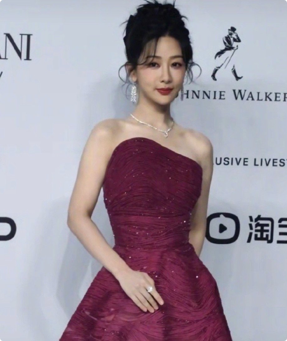 当37岁杨幂和35岁倪妮坐一起,一个美如新娘,一个像陪嫁丫鬟