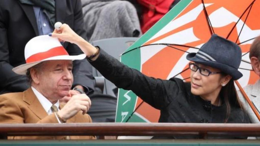 杨紫琼晒全家福！穿粉睡衣好嫩，77岁让托德却深情望着84岁丈母娘