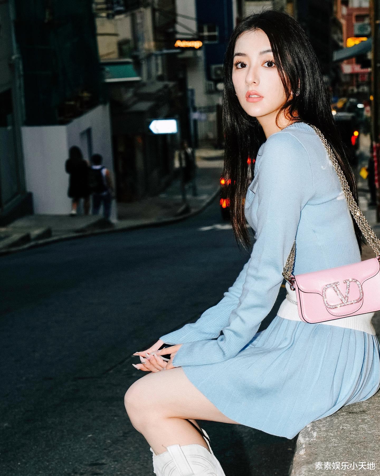 |方媛深夜在街巷拍影集:腰上佩戴粉色小桃心,成熟又可爱