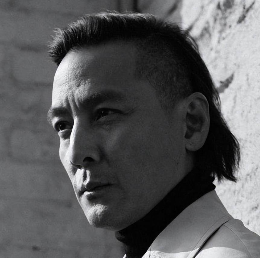 48岁吴彦祖近照曝光，十年无性婚姻带给了他啥？