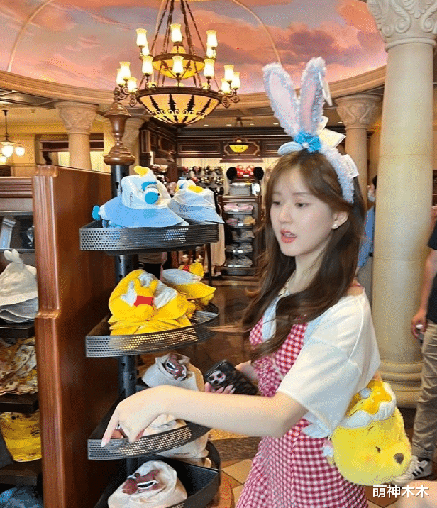 黄晓明|皓嫣CP过年了！刘宇宁赵露思同游迪士尼，还被扒使用同款BGM