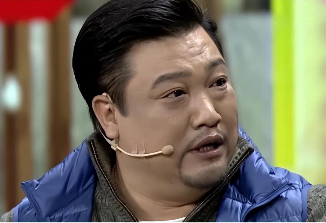 贾冰|“黑帮大佬”贾冰被偶遇！吃路边摊获夸接地气，笑容灿烂反差大