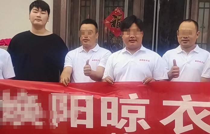 大衣哥儿子出道拍广告,近照瘦身明显,网友称其为最低调星二代