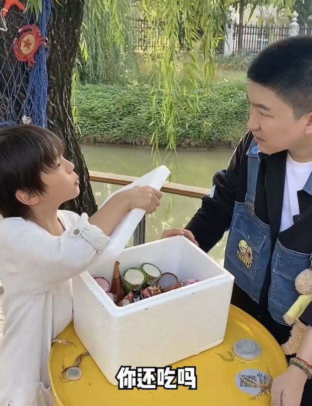 杜宇麒|杜江一家久违现身,霍思燕略微发福,嗯哼亲妹妹疑现身,长得超像哥哥