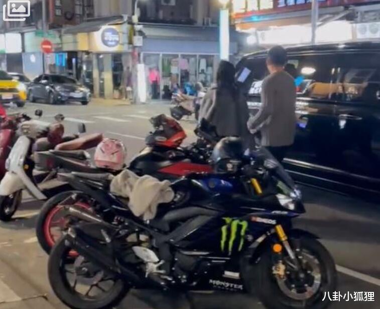 汪小菲低调回台，被拍与神秘女子约会，女方留长发打扮贵气