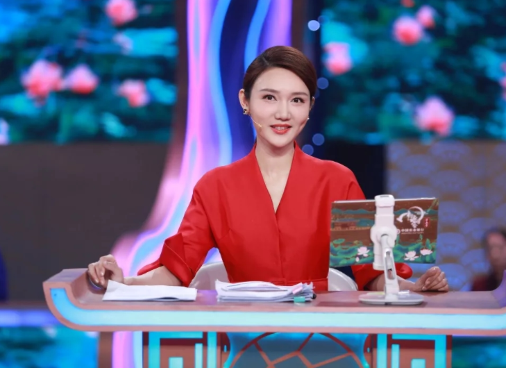 龙洋|湖南妹子龙洋将主持23年央视春晚,颜值高能力强,毕业院校惹争议