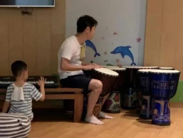 撒贝宁|撒贝宁带龙凤胎三亚度假!外籍老婆穿短裙白到发光,大长腿太吸睛