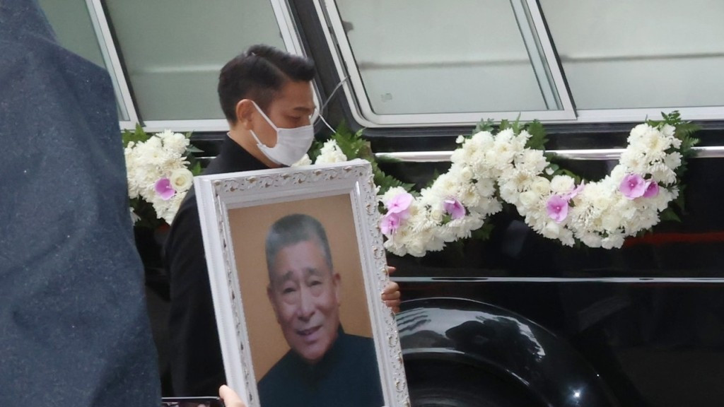 刘德华捧遗照送父亲火化，鞠躬致谢护妻女离开，姐弟六人齐聚