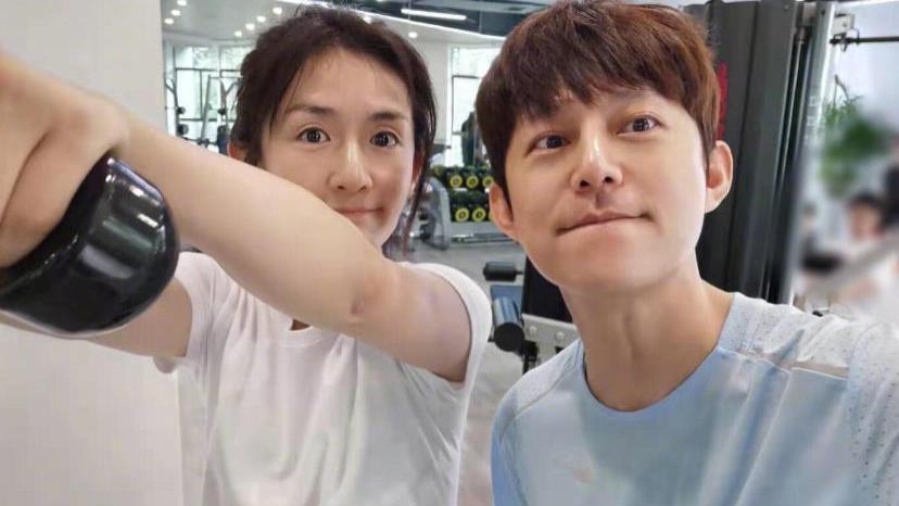 何炅|何炅庆生布置简单显寒酸，与男性朋友依偎合照引热议？