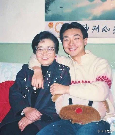 央视主持人康辉：坚持丁克恩爱有加，却在48岁时直言后悔当初选择