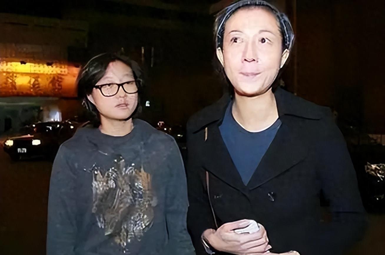 为斩草除根,成龙对乞讨为生的女儿下“毒手”,简直丧尽天良!