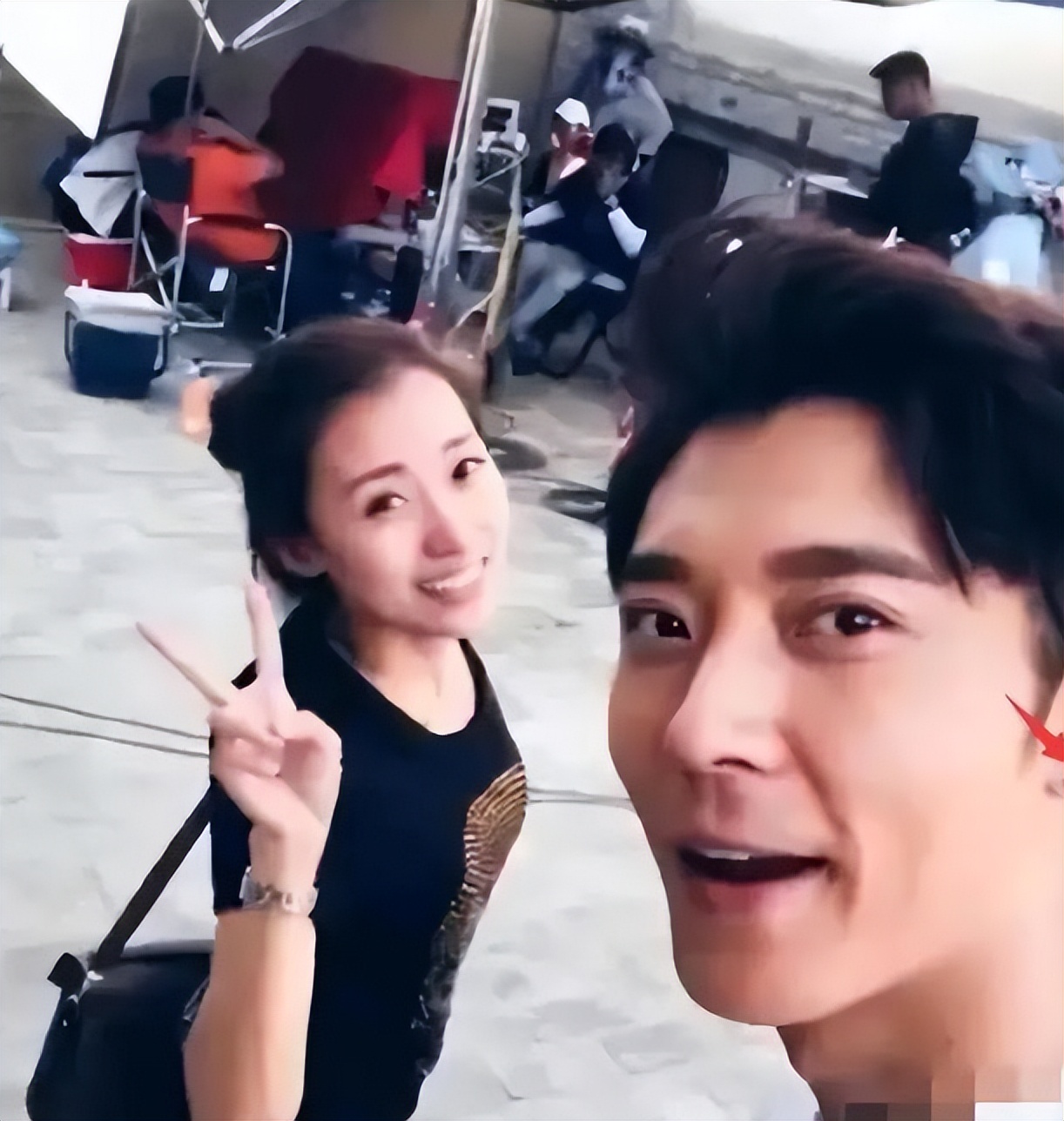 张丹峰晒9岁女儿写真照,又是一个美女胚子,明眸皓齿惹人爱