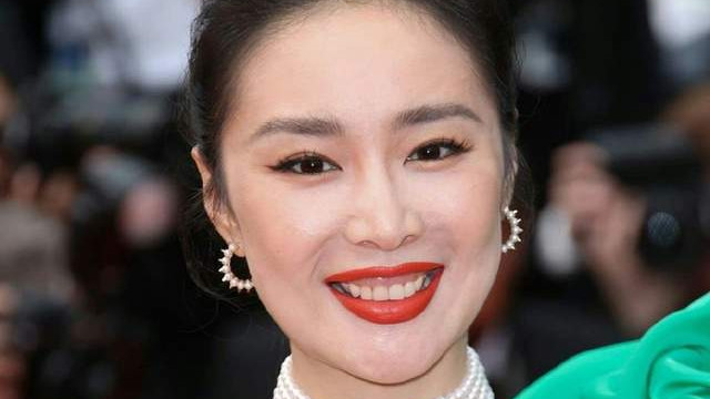 |高叶戛纳红毯遇尴尬，礼服侧面崩开炸线，本人求网友给点面子