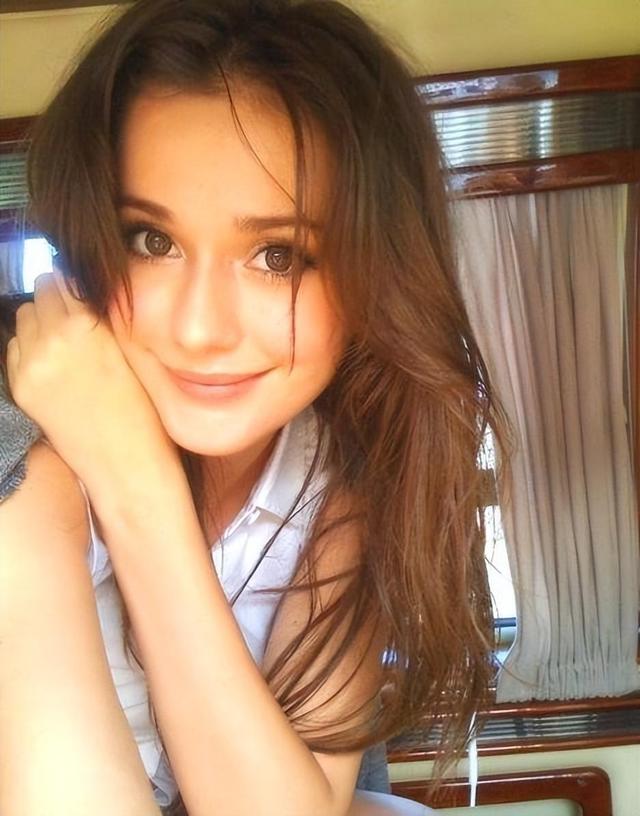 她是乌克兰艺体冠军，为爱放弃国籍嫁到中国，37岁生二胎仍似少女