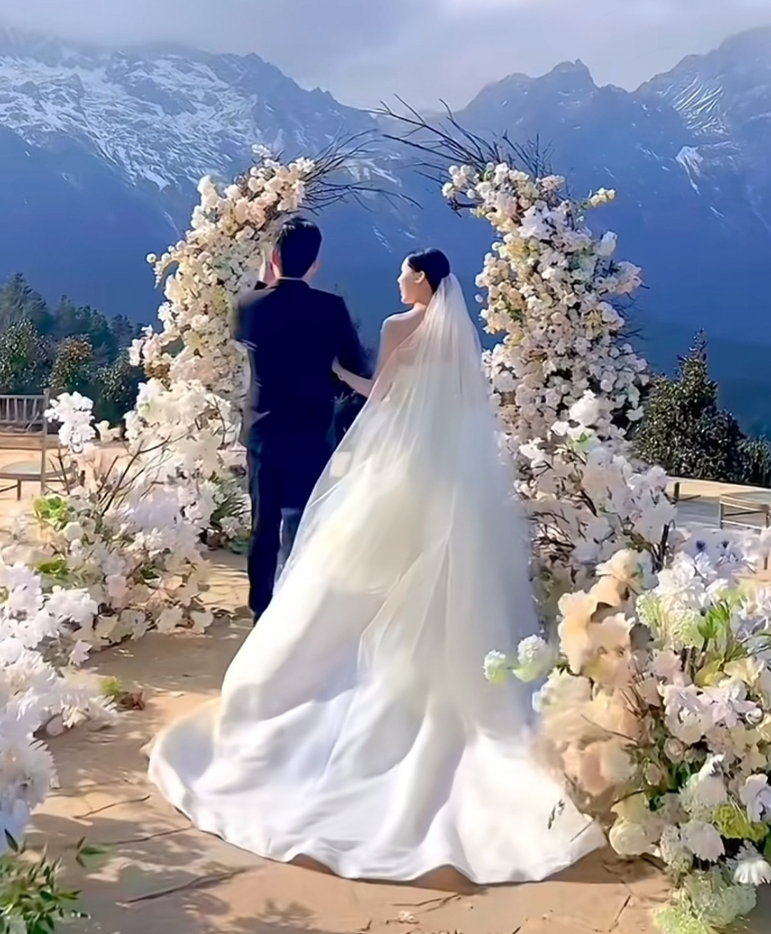 豪宅|富家千金怀孕拍婚纱,和男方拥吻超甜蜜,陪嫁千万劳斯莱斯两豪宅