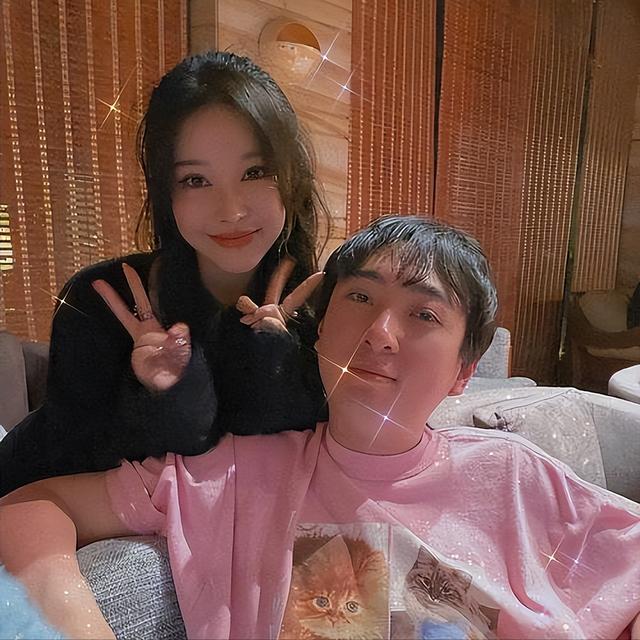 王思聪带五美女出入酒店,神情疲惫,脚步虚浮,酒店最低五千一晚