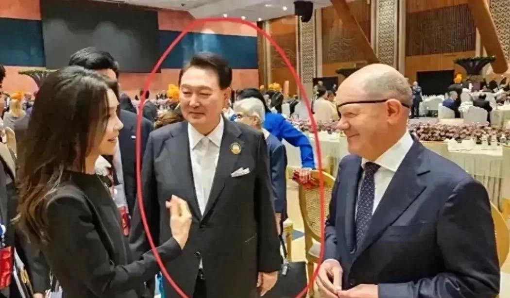 尹锡悦不管李在明死活,谁知老婆被舒尔茨看中,只能无奈尴尬陪笑!