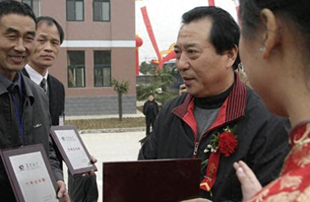 高考白卷英雄张铁生41岁出狱，恋人等他15年，如今亿万富翁