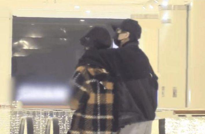 许嵩|许嵩冯禧再次撒糖,冯禧充当工作人员贴心陪伴