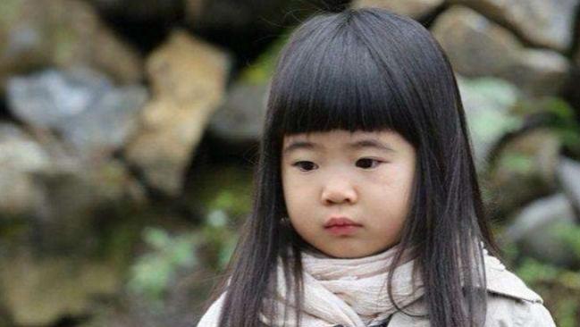 曹格晒照为女儿庆生, 13岁Grace蜕变成御姐，俯拍照露后背超大胆