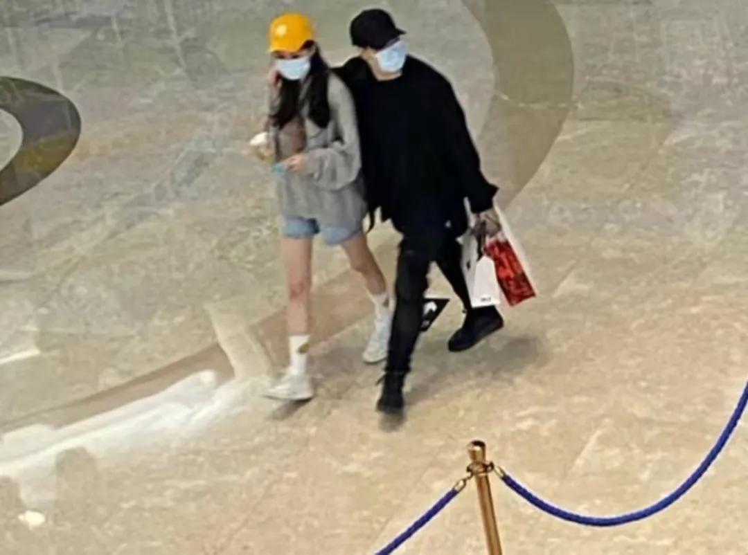 潘玮柏|潘玮柏又带老婆逛街买买买,十足宠妻狂魔,宣云美腿修长气质好