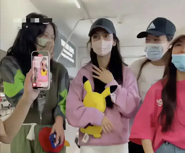 杨颖回到国内后神情失落，未来发展进退两难，团队备感焦虑