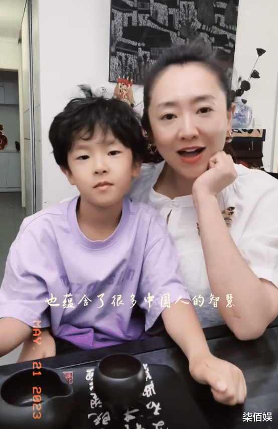 玉米 月亮姐姐大方晒娃,6岁儿子换发型颜值飙升,五官越长越像妈妈