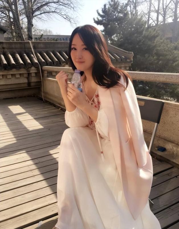 52岁杨钰莹被曝深圳办婚礼,身姿玲珑似少女,新郎背景大过赖昌星