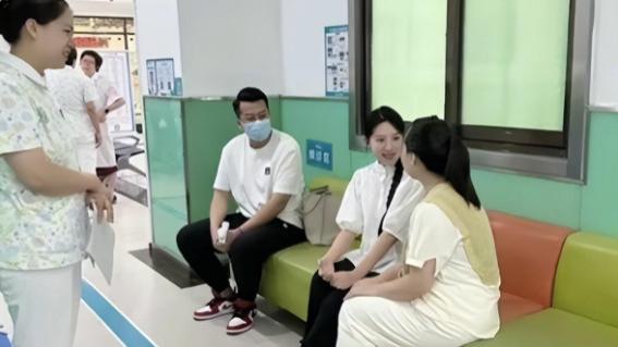 网红麦小登孕后产检被偶遇！穿着朴素一脸孕相，医院价格打脸网友