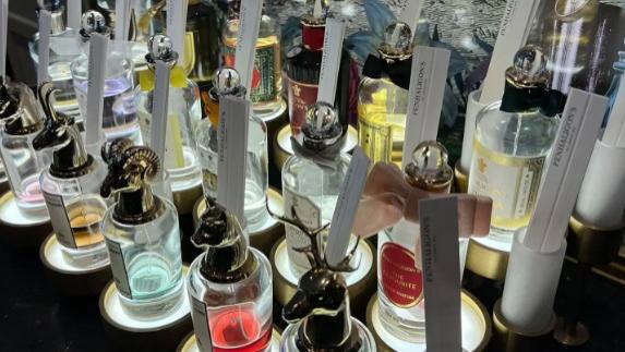 王诗龄|王诗龄凌晨晒照，4款高奢包18瓶名贵香水，黄瓜片都是玫瑰花形状