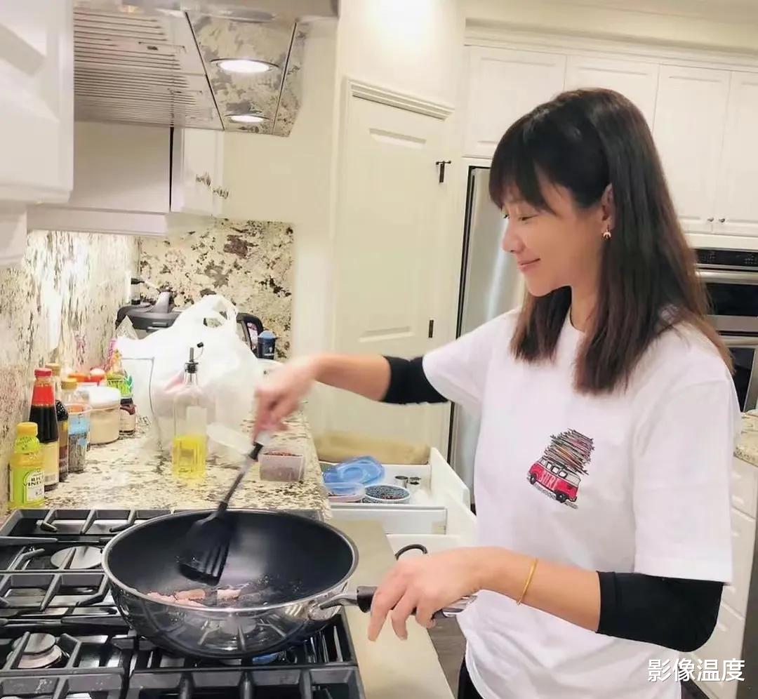 49岁徐静蕾近况曝光:高调晒泳池照,与老公定居美国6年,吃成胖美人