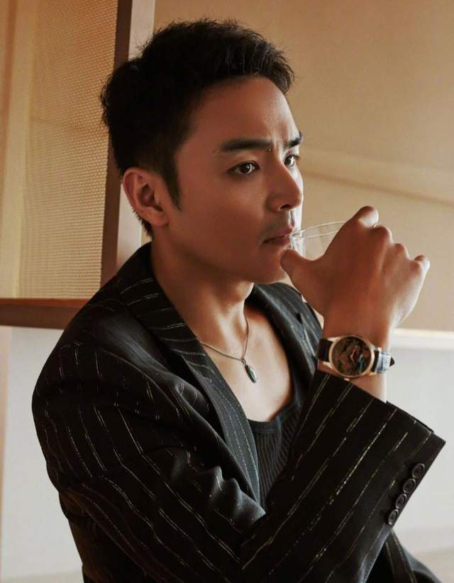 演员明道官宣二胎出生，十指紧扣父爱满满，女儿正脸照十分呆萌可爱