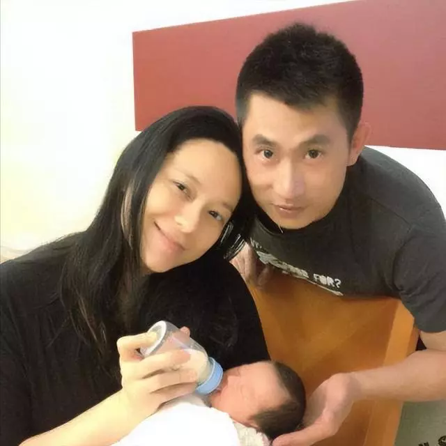 12年前，那个倒贴3套房嫁到河南农村的混血港姐郭羡妮，怎样了？