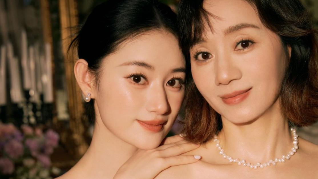 郭晓婷带仙女妈妈拍写真！网友：天啊，娘俩完全像姐妹，太好看了