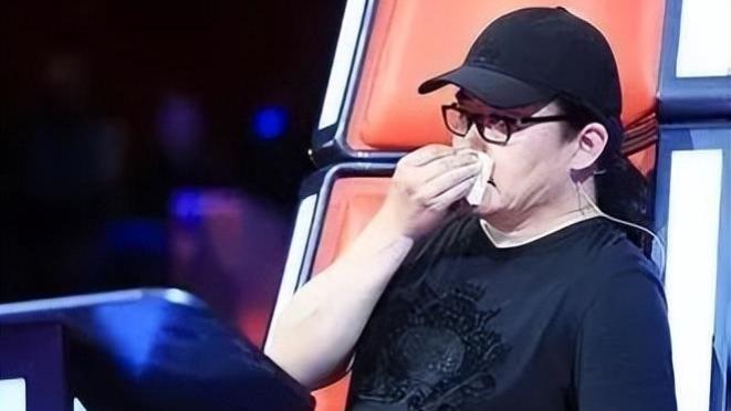 华少主持《好声音》12季，评论区沦陷，网友痛斥其不配称为男人