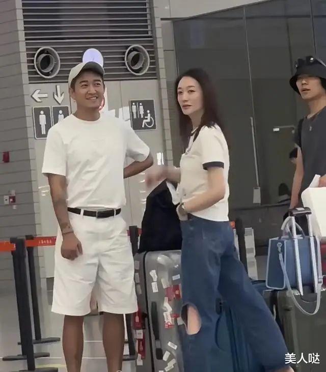 李小冉真会往“嫩”了穿，拼接T恤配破洞裤像个大学生，40+女人学学