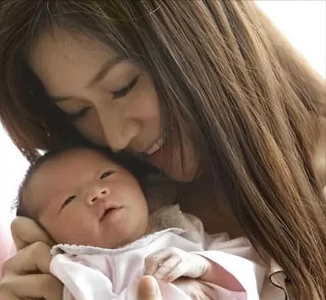 富豪老公疑出轨,生完4胎的女明星,为保正房地位正在拼第5胎?