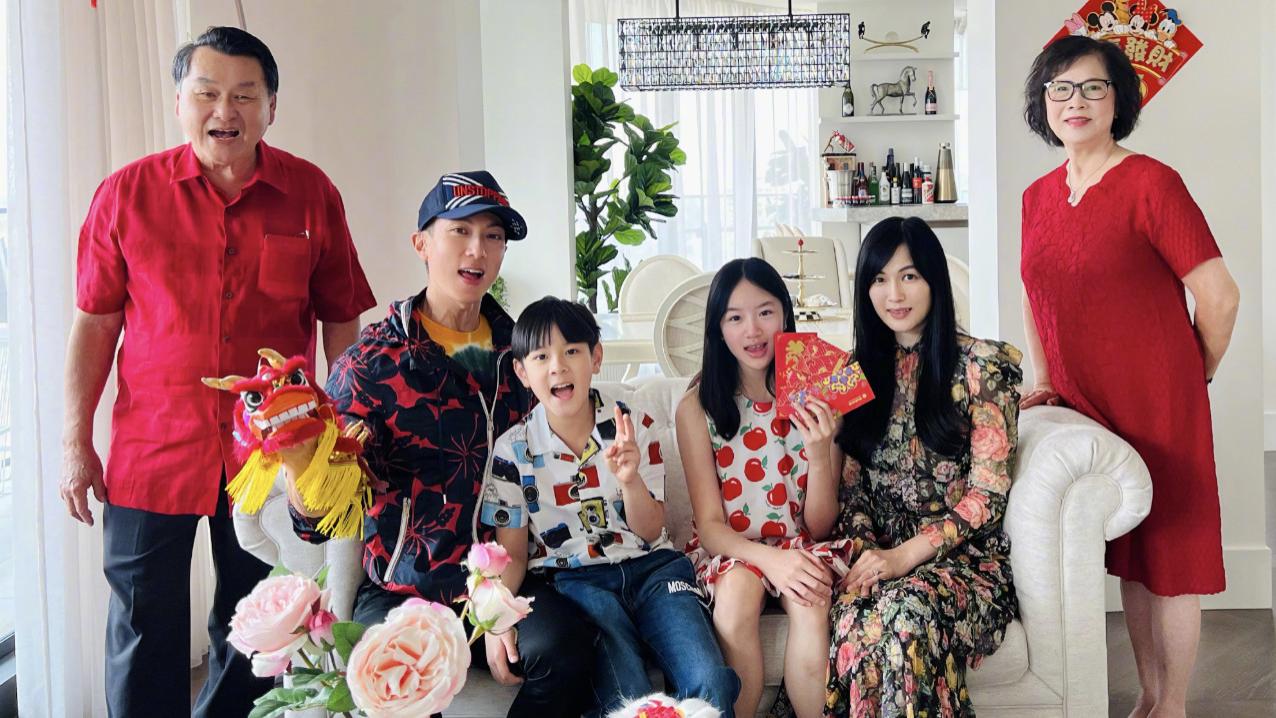 吴尊|吴尊澳洲过年引争议，晒全家福一家四口坐沙发，却让岳父岳母站两侧